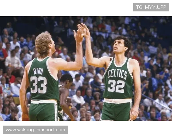 伯德无球跑动牵制防线，拉开空间改变进攻结构