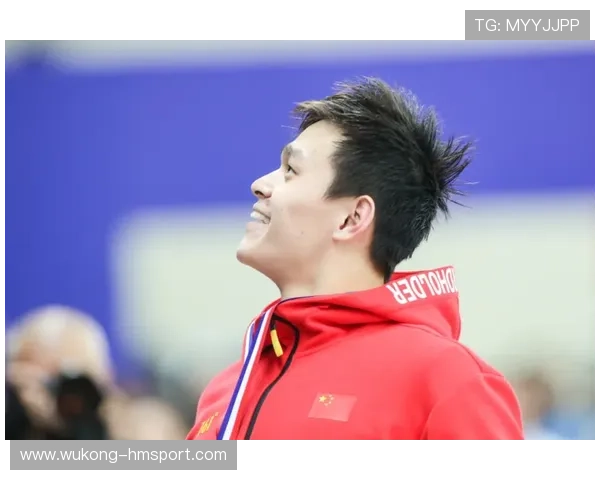 孙杨退赛那天场边居然穿得跟个电影明星，谁知道泳池里是哪种状态？