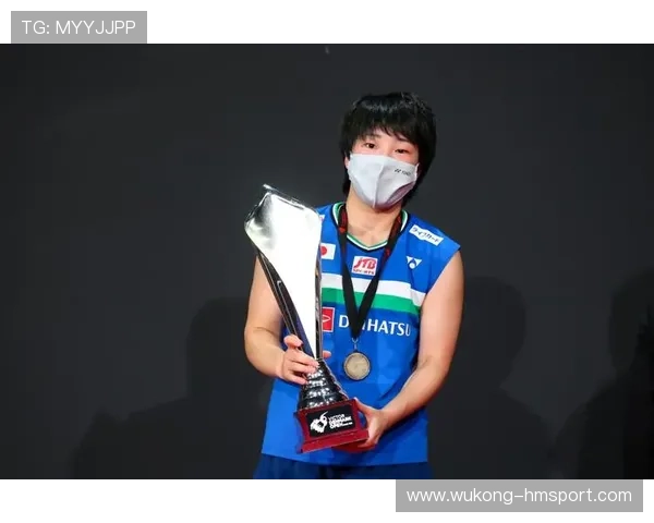 山口茜买个包比我半年工资还多，翻牌明星都得抢着合影！