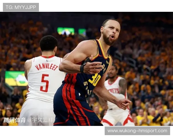 汤普森较以往更靠无球跑位，配合库里拉开三分空间