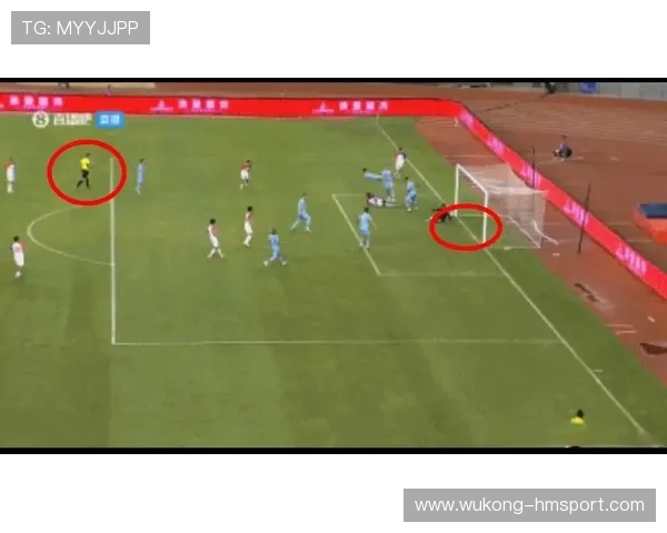 抢门将手中球的判罚规则到底有何误区？揭秘裁判判罚逻辑